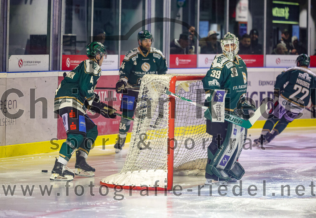 2025-11-25_019_TSV_Erding_gegen_EHF_Passau_Black_Hawks | Erding, Deutschland, 25.11.2025:Eishockey, Oberliga Süd 2025 / 2026, 20. Spieltag, TSV Erding gegen EHF Passau Black Hawks, Endergebnis: 2:3 n.V.Jesse Kauhanen (Erding Gladiators, #4), Markus Eberhardt (Erding Gladiators, #94), Torwart Leon Meder (Erding Gladiators, #39), Grady Hobbs (Erding Gladiators, #22)Foto: Christian Riedel / fotografie-riedel.net