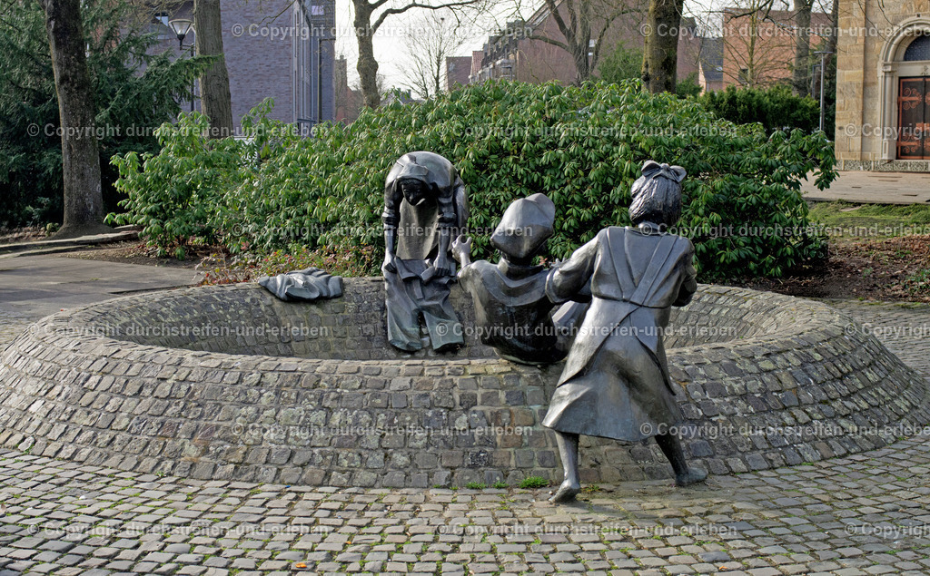 Hiltruper Brunnen „Spielende Kinder“ | Hiltruper Brunnen „Spielende Kinder“: Die Brunnenanlage befindet sich in unmittelbarer Nähe zur neuen Clemenskirche an der Marktallee. Die Anlage zeigt lebensgroße Bronzefiguren spielender Kinder, die als Wahrzeichen für das Hiltruper Ortszentrum gelten. - Realisiert mit Pictrs.com