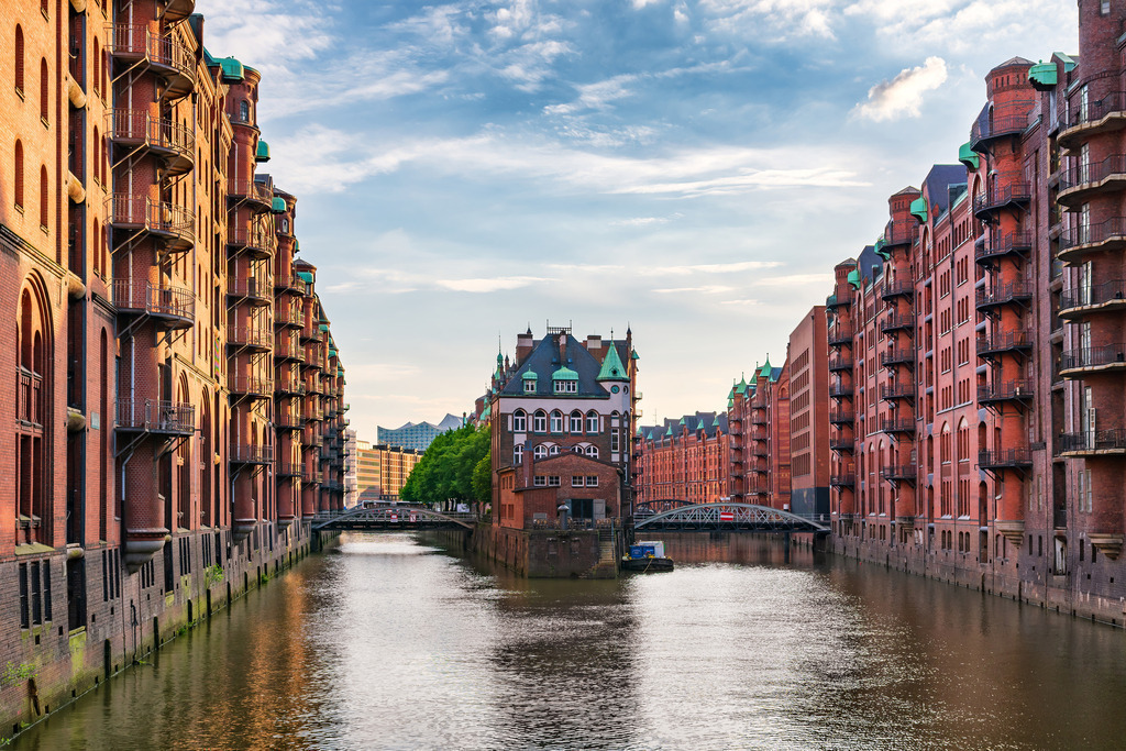 10250802 - Blick auf das Wasserschloss | Blick auf das bekannte Wasserschloss in der Hamburger Speicherstadt.