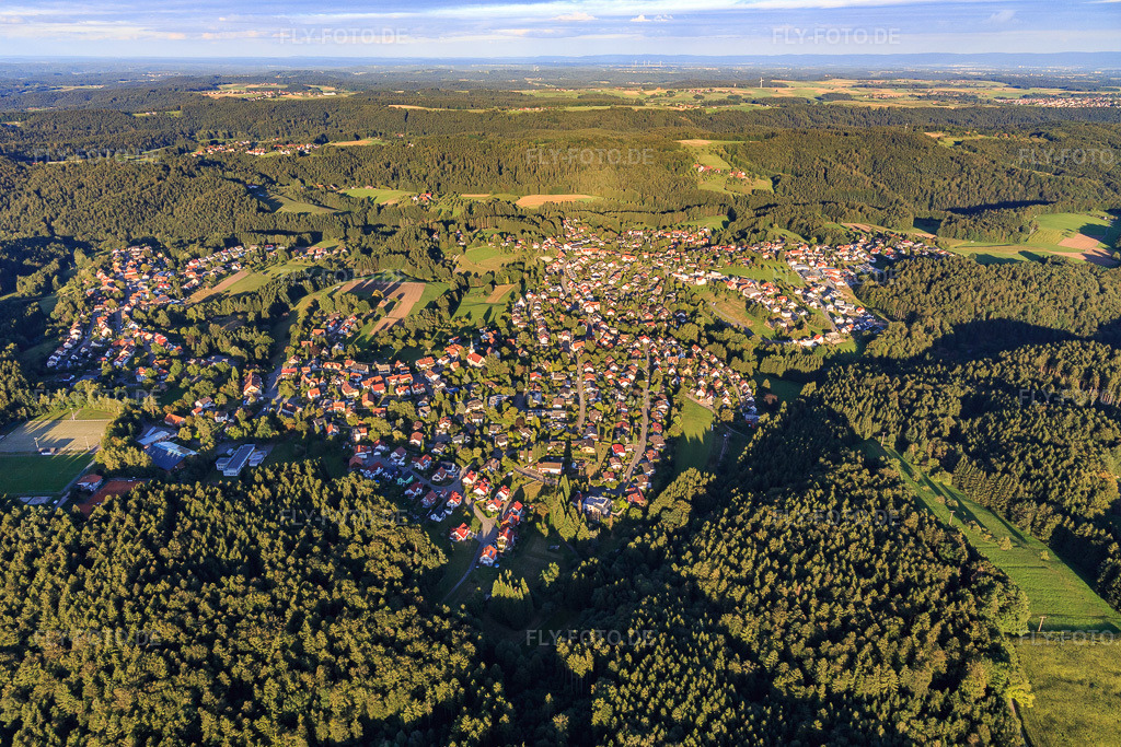 Luftbild: Ortsansicht von Westen im Ortsteil Schöllhütte in Althütte im Bundesland Baden-Württemberg in Deutschland. Foto: IMG_093621.jpg vom 22.08.2016 durch Werner Riehm/FLY-FOTO.de