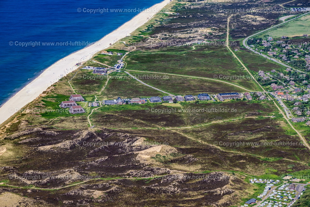 Sylt_Kampen_Kurhausstrasse_ELS_5028130625 | KAMPEN (SYLT) 13.06.2025 Ferienhaus Anlage Kurhausstraße in Kampen (Sylt) auf der Insel Sylt im Bundesland Schleswig-Holstein, Deutschland. Weiterführende Informationen bei: Hotel Rungholt. // Holiday house plant of the park Kurhausstrasse in Kampen (Sylt) at the island Sylt in the state Schleswig-Holstein, Germany. Further information at: Hotel Rungholt. Foto: Martin Elsen