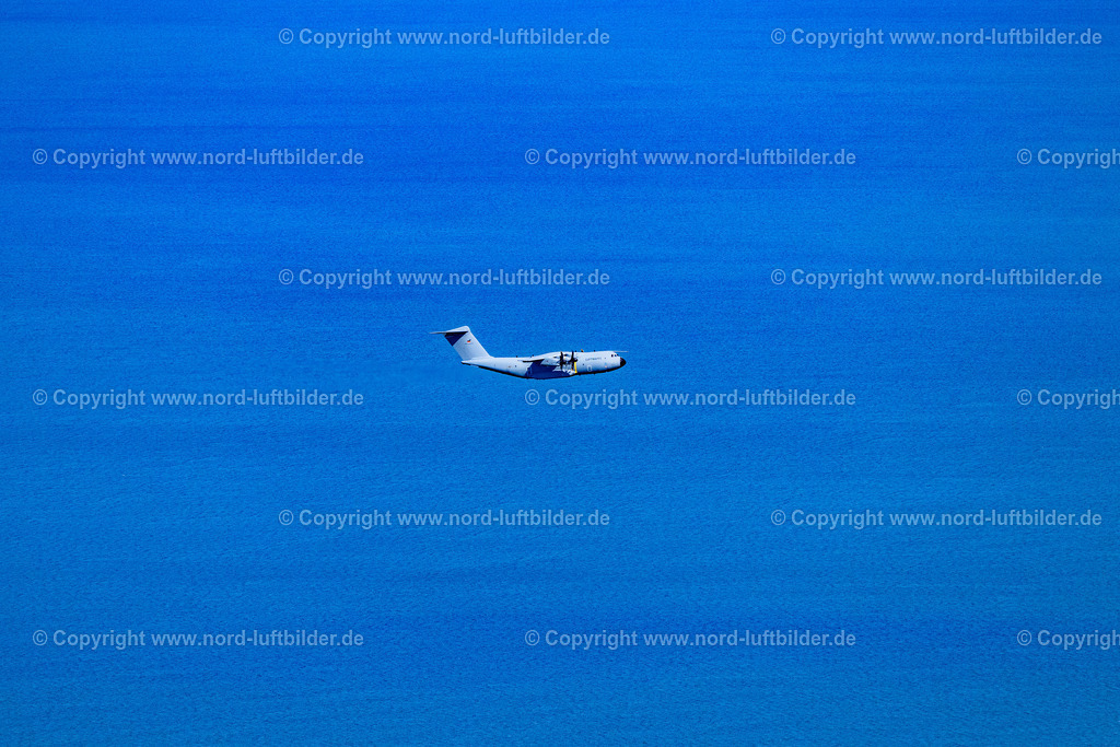 Römö_Sylt_Militärflugzeug_A411_Landungen_auf_dem_Strand_Römö_ELS_3719130825 | RöMö 13.08.2025 Flugzeug " A411 " im Fluge über dem Luftraum an der Straße Vej Uden Navn in Römö auf der Insel Römö in Region Syddanmark, Dänemark. // " A411 " Aircraft in flight over the airspace on street Vej Uden Navn in Roemoe at the island Roemoe in Syddanmark, Denmark. Foto: Martin Elsen