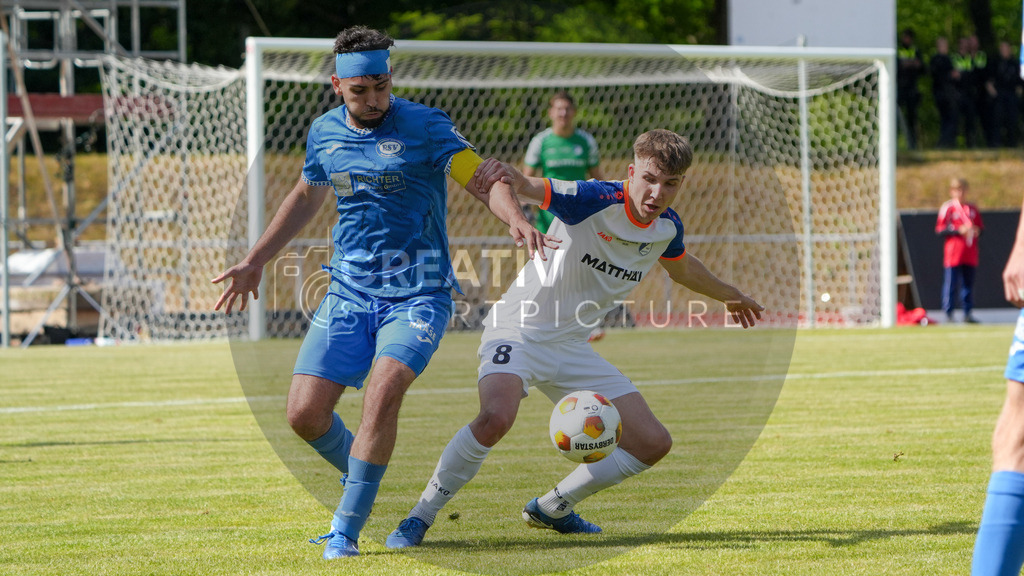 Fußball, Herren, Saison 2024/2025, Finaltag der Amateure 2025, Landespokal Brandenburg, Finale, VfB 1921 Krieschow vs. RSV Eintracht 1949, Samstag 24.05.2025, Volksparkstadion Neuruppin, | Fußball, Herren, Saison 2024/2025, Finaltag der Amateure 2025, Landespokal Brandenburg, Finale, VfB 1921 Krieschow vs. RSV Eintracht 1949, Samstag 24.05.2025, Volksparkstadion Neuruppin, Im Bild: Ernes Matjaz (l. RSV) und Colin Raak (r. Krieschow) - Realisiert mit Pictrs.com