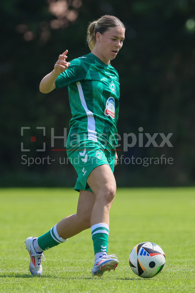 Fussball, Testspiel Frauen, SV Henstedt-Ulzburg - SV Werder Bremen | v.li.: Juliane Wirtz (SV Werder Bremen, 28) am Ball, Freisteller, Einzelbild, Ganzkörper, Aktion, Action, Spielszene