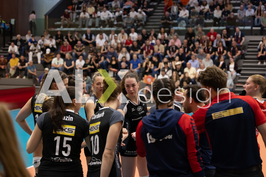 Volleyball I Frauen I Saison 2025-2026 I Volleyball NLA | Women I  Playoffs Finals 1/5 I viteos NUC - VC Kanti Schaffhausen I 06.04.2026 | VC Kanti Schaffhausen Spielerinnenkreis - Realisiert mit Pictrs.com
