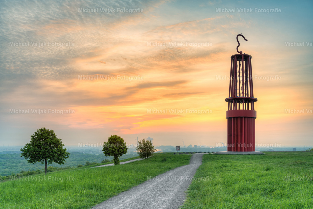 Sonnenaufgang beim Geleucht in Moers | Auf der Halde Rheinpreußen in Moers befindet sich eine der schönsten Landmarken des Ruhrgebiets: Die begehbare Grubenlampe "Das Geleucht". Aufgenommen bei einem Sonnenaufgang im Frühling. - Realisiert mit Pictrs.com