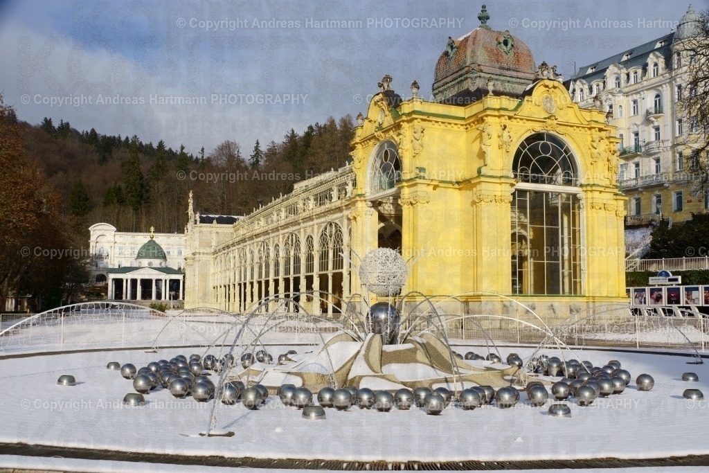 Marienbader Kollonade mit Kreuzquelle | Marienbader Kollonade mit Kreuzquelle - Realisiert mit Pictrs.com