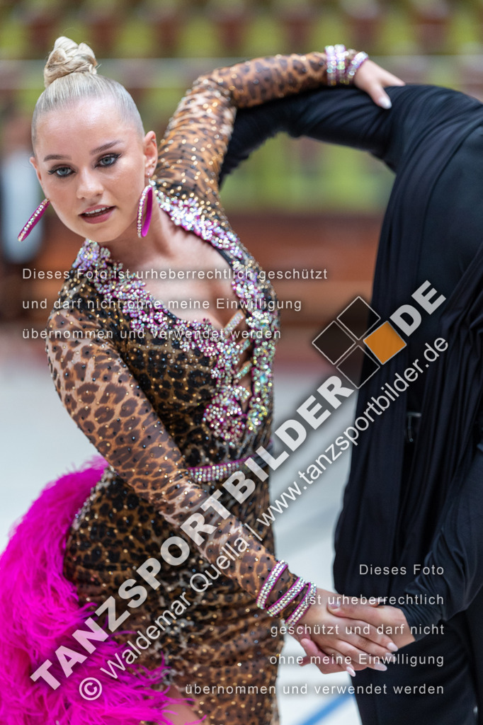 20240810-01006 | Hier finden Sie Tanz Bilder vom Latein und Standard Formationen tanzen. Sportbilder vom Tanzsport. Schöne Fotos und von Weltmeisterschaft, Europameisterschaft, Bundesliga, Regionalliga, Oberliga und Landesliga sowie von GOC Stuttgart, DanceComp, WM Bremen