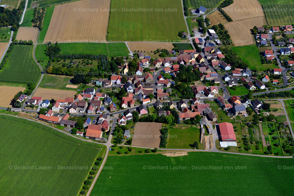 3650297 | PüSSENSHEIM 31.08.2016 Landwirtschaftliche Nutzflächen und Feldgrenzen  umsäumen das Siedlungsgebiet des Dorfes in Püssensheim im Bundesland Bayern, Deutschland // Agricultural land and field boundaries surround the settlement area of the village  in Püssensheim in the state Bavaria, Germany Foto: Gerhard Launer