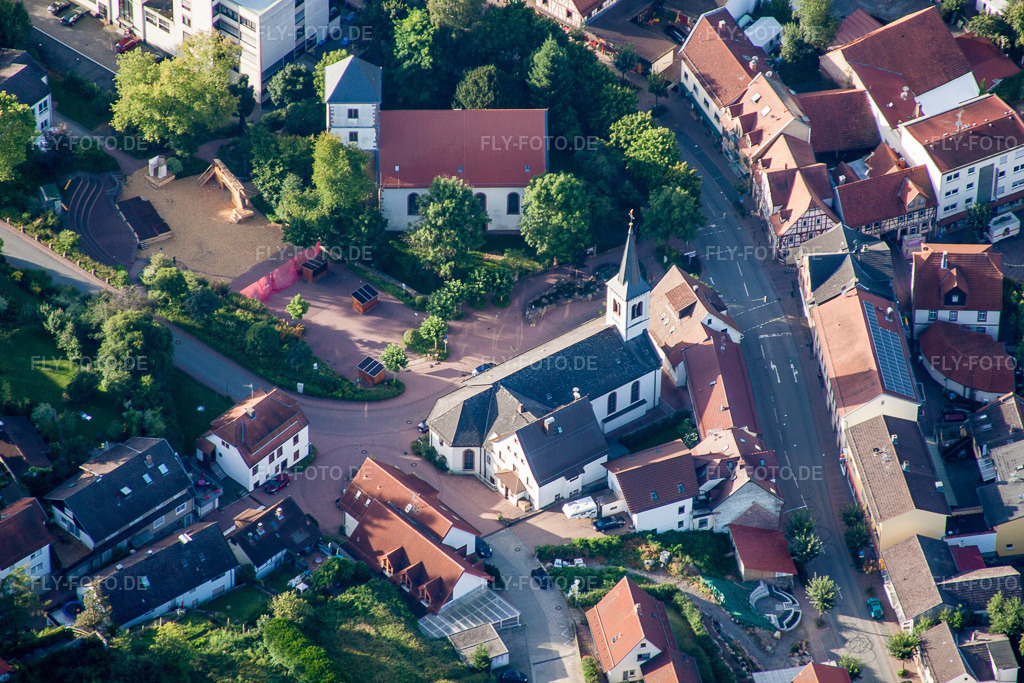 Luftbild: Evangelische Kirche und von St.Laurentius in Wald-Michelbach im Bundesland Hessen in Deutschland. Foto: IMG_52111.jpg vom 19.08.2012 durch Werner Riehm/FLY-FOTO.de