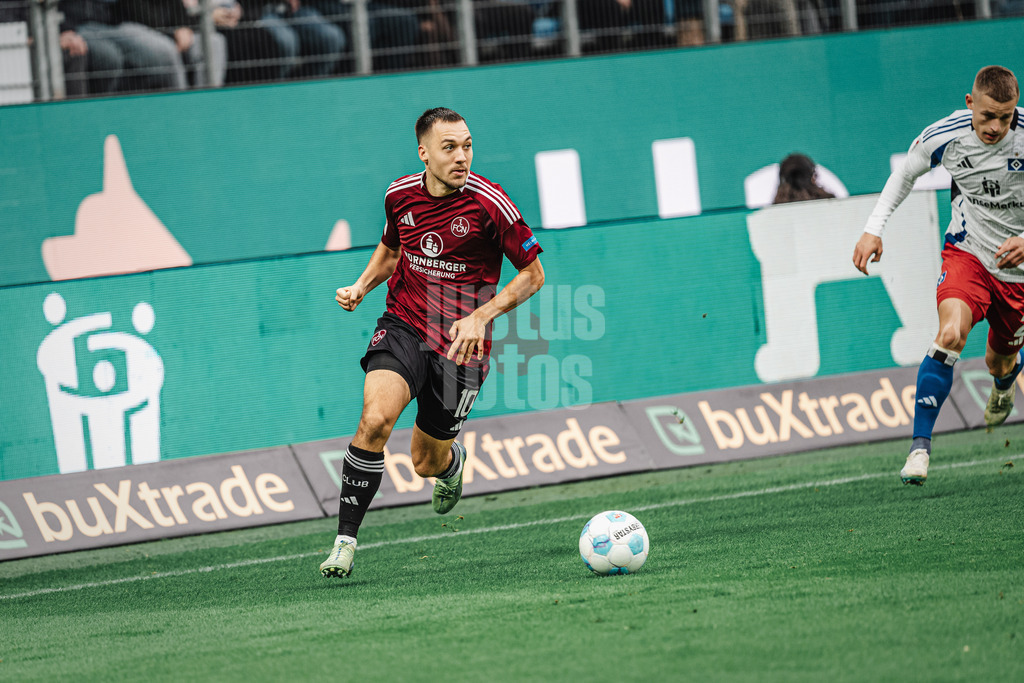 Fußball | Männer | Saison 2024/2025 | 2. Fußball-Bundesliga | 11. Spieltag | Hamburger SV vs. 1. FC Nürnberg | 03.11.2024 | Julian Justvan (#10, 1. FC Nürnberg) am Ball
