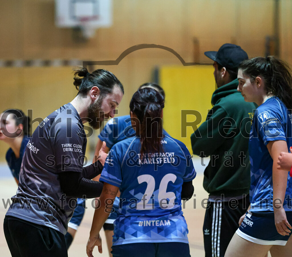 2023-01-21_014_SpVgg_Altenerding_gegen_TSV_Karlsfeld | Erding, Deutschland, 21.01.2023:
Handball, Bezirksoberliga Frauen Altbayern 2022 / 2023, 8. Spieltag, SpVgg Altenerding gegen TSV Karlsfeld, Endergebnis: 28:24

Dominic Gößwein (TSV Eintracht Karlsfeld), Laura Haitz (TSV Eintracht Karlsfeld, #26)

Foto: Christian Riedel / fotografie-riedel.net