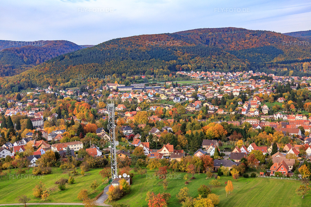 Luftbild: Ortsansicht aus Südwesten in Niederbronn-les-Bains im Bundesland Bas-Rhin in Frankreich. – Foto: IMG_084751.jpg vom 24.10.2015 durch Werner Riehm/FLY-FOTO.de – Auflösung des Originals: 5472 x 3648 px