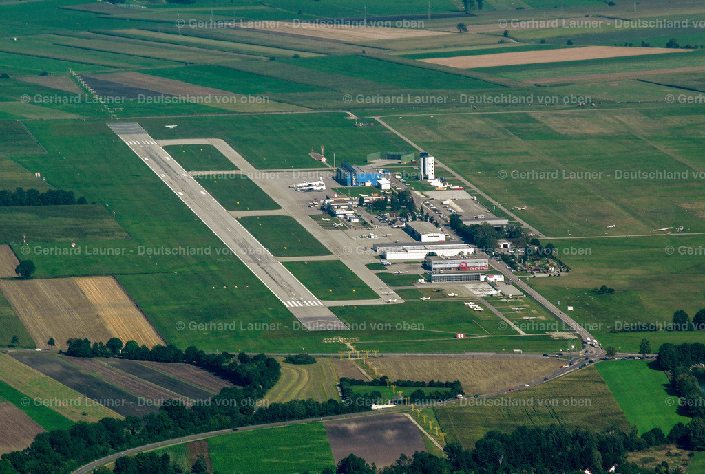 2403248 | Der Flughafen Augsburg ist ein deutscher Verkehrslandeplatz mit Bedeutung für den Raum Augsburg und guter Verkehrsanbindung in Richtung Stuttgart und München. Der Flugplatz wird daher, und weil er sich größtenteils auf Mühlhauser Flur befindet, auch Flughafen Augsburg-Mühlhausen genannt.