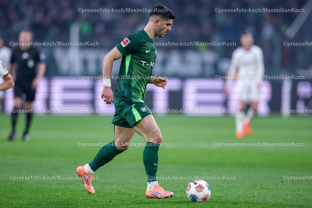 BMG13122502051 | 13.12.2025, Fußball, Borussia Mönchengladbach - VfL Wolfsburg, 1. Fußball Bundesliga, 14.Spieltag, Borussia-Park, Saison 2025 2026: Konstantinos Koulierakis&nbsp;(VfL Wolfsburg #04)  DFB regulations prohibit any use of photographs as image sequences and or quasi-video.