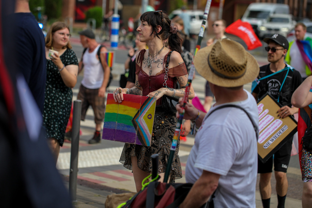 CSD_Moers_190725_085 | Bildergalerie von Sport-Ereignissen aber auch von weiteren spannenden Dingen - nicht nur vom Niederrhein. In Anlehnung an den bekannten Spruch von Hanns Dieter Hüsch heißt das Motto: "Niederrhein ist überall".  - Realisiert mit Pictrs.com