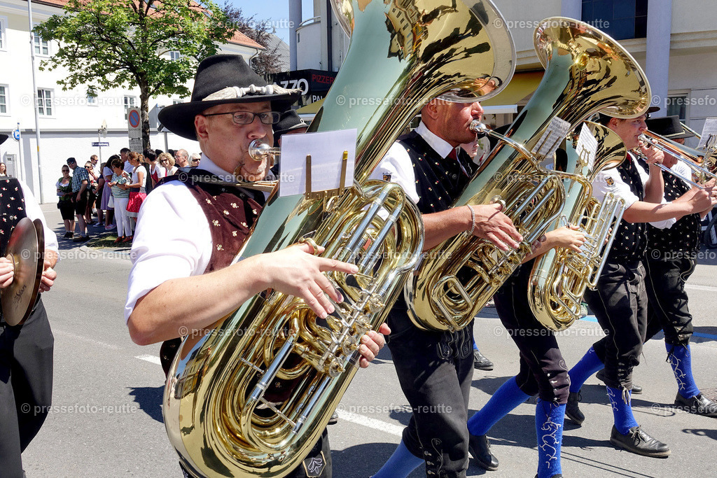 news-2022-Juli17-Musikumzug-Reutte-DSD03346-Heiterwang | Info aus dem Bezirk Reutte/Ausserfern Tirol sowie eine umfangreiche Bilddatenbank über die gesamte Region: Lechtal, Talkessel Reutte, Tannheimertal, Zwischentoren. Lech, Plansee, Zugspitze, Grenztunnel, B179, Fernpassstraße, Verkehr, Lawinen, Tradition, - Realisiert mit Pictrs.com