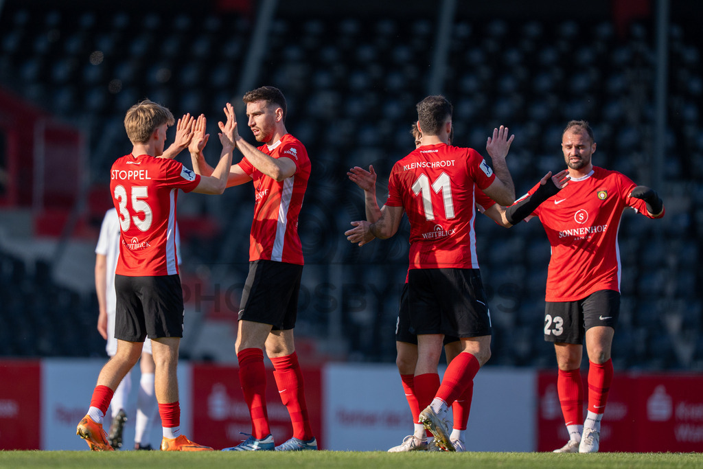 SG Sonnenhof Großaspach vs. KSV Hessen Kassel, Fussball, Regionalliga Südwest, 23. Spieltag, Saison 2025/2026, 07.03.2026 | Lukas Stoppel (SG Sonnenhof Großaspach, #35), Michael Kleinschrodt (SG Sonnenhof Großaspach, #11), Arbnor Nuraj (SG Sonnenhof Großaspach, #25), Elias Rahn (SG Sonnenhof Großaspach, #08) und Fabian Eisele (SG Sonnenhof Großaspach, #23),SG Sonnenhof Großaspach vs. KSV Hessen Kassel, Fussball, Regionalliga Südwest, 23. Spieltag, Saison 2025/2026, 07.03.2026Foto: photosbyphips/Philip Ziegler