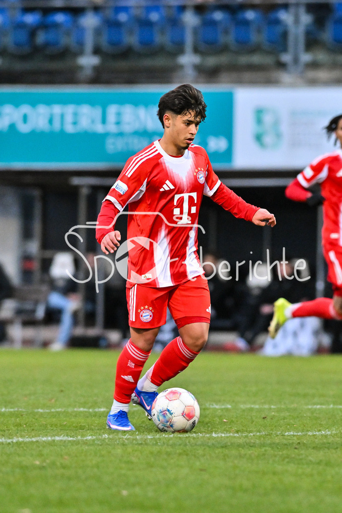 SV Wacker Burghausen - FC Bayern Amateure | BURGHAUSEN, GERMANY - 01. APRIL: am Ball Maycon NORMANHA CARDOZO (FC Bayern München 20) während dem Match zwischen dem SV Wacker Burghausen und den Amateuren des FC Bayern München am 26. Spieltag der Regionalliga Bayern im Flatbuy Stadion