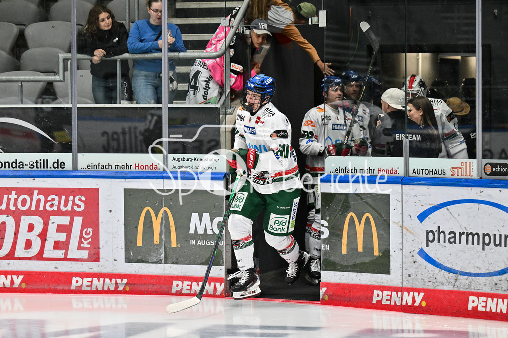 Augsburger Panther - Steinback Black Wings Linz | Im Bild Liron PELLIZZARI (Augsburger Panther 60) beim Einlauf zum Warmup / Einzelfoto / Freisteller / Testspiel: Augsburger Panther - Steinback Black Wings Linz; Curt Frenzel Stadion am 05.09.2025