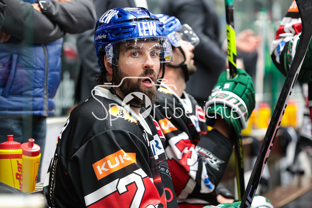 Augsburger Panther - Duesseldorfer EG | Braden Lamb (AEV #2) fiebert auf der Bank mit