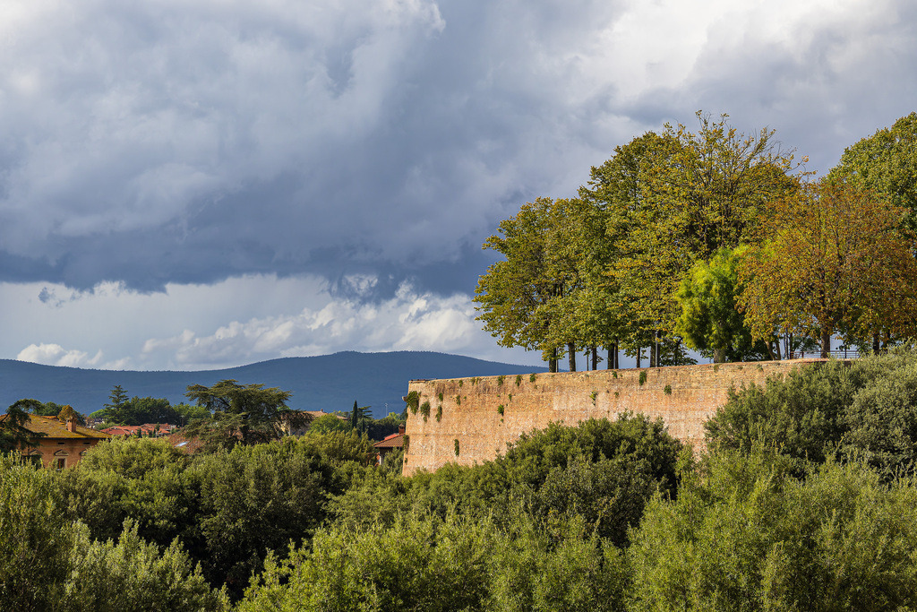 Blick auf die Stadtmauer von Siena in Italien | Blick auf die Stadtmauer von Siena in Italien.