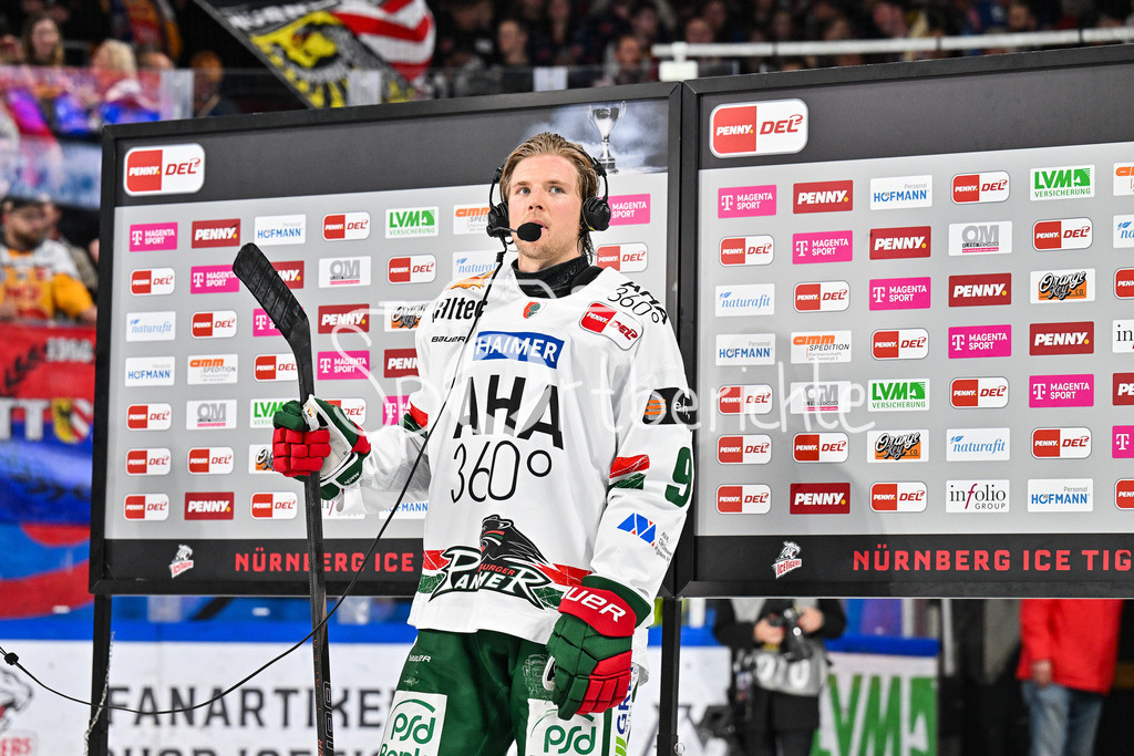 Nürnberg Ice Tigers - Augsburger Panther | Moritz WIRTH (Augsburger Panther 9) gibt nach der Niederlage in Nürnberg noch ein Interview bei MagentaSport / Magenta Sport / Einzelfoto / Freisteller / DEL: Nürnberg Ice Tigers - Augsburger Panther; PSD Bank Nürnberg ARENA am 12.09.2025