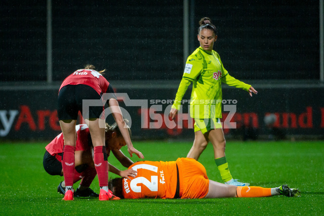 20240927_NSZ_7010 | Friederike Repohl (Bayer Leverkusen,No.27) am liegt am BodenDEU, Leverkusen, 27.09.2024 Fußball, Frauen, Google Pixel Frauen-Bundesliga, Saison 2024/2025, 4. Spieltag, Bayer 04 Leverkusen - TSG HoffenheimDIE DFB-RICHTLINIEN UNTERSAGEN JEGLICHE NUTZUNG VON FOTOS ALS SEQUENZBILDER UND/ODER VIDEOÄHNLICHE FOTOSTRECKEN - Realisiert mit Pictrs.com
