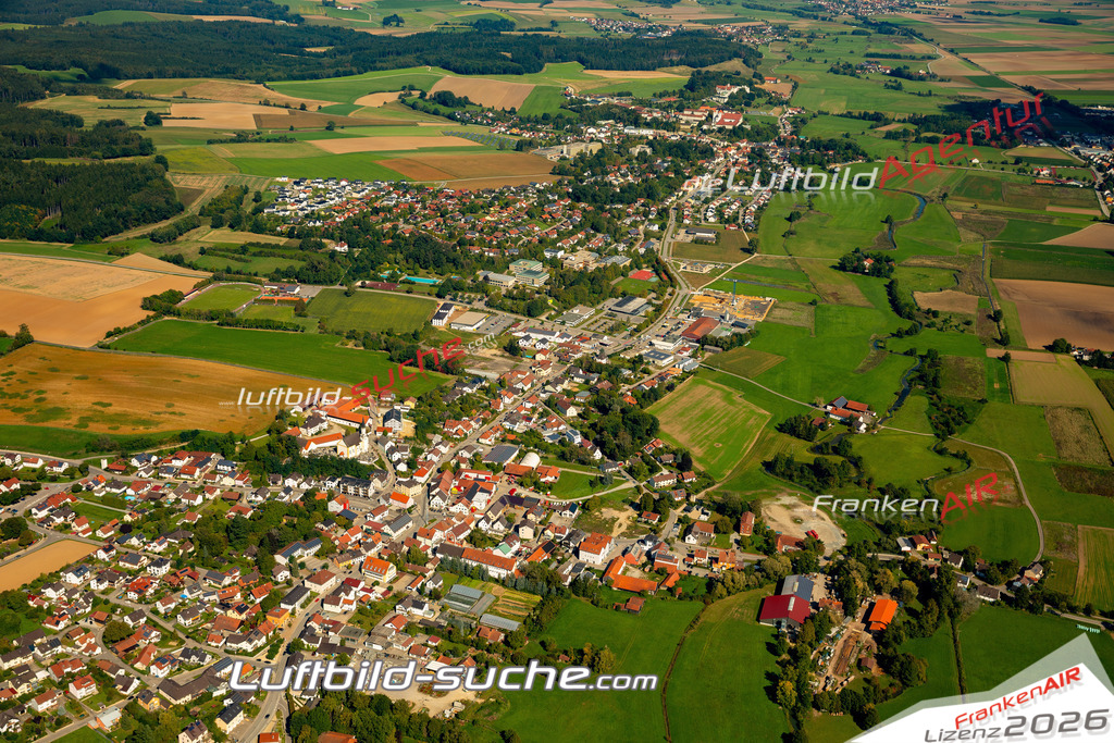 Das Luftbild zeigt : Pfaffenberg Mallersdorf-Pfaffenberg - Die Luftaufnahme wurde 2023 vom UL-Flugzeug aus erstellt ( keine Drohne ) - Hochauflösende Luftaufnahme - Für grossformatige Ausdrucke geeignet. Die Geschenkidee !Mit Lizenz und Bildrechte bestellbar