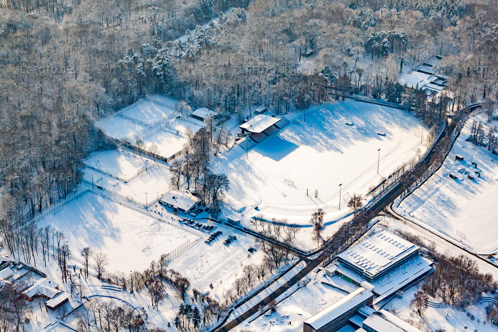 Luftbild: Bienwaldstadion im Winter bei Schnee in Kandel im Bundesland Rheinland-Pfalz in Deutschland. Foto: IMG_35935.jpg vom 18.12.2010 durch Werner Riehm/FLY-FOTO.de