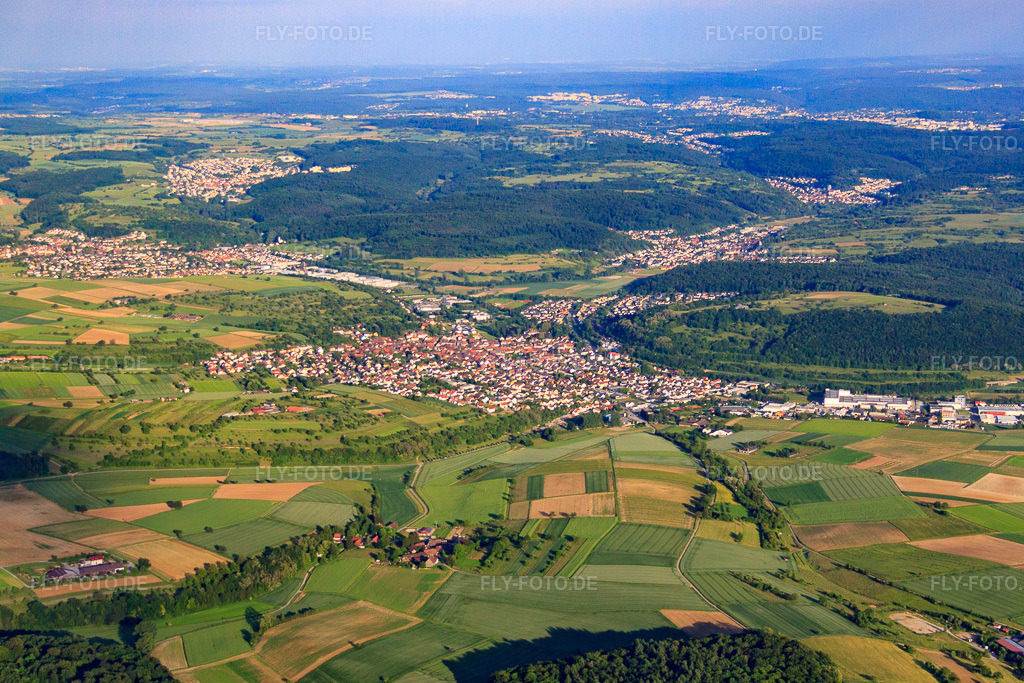 Luftbild: Ortsansicht aus Norden im Ortsteil Königsbach in Königsbach-Stein im Bundesland Baden-Württemberg in Deutschland. Foto: IMG_57782.jpg vom 14.06.2013 durch Werner Riehm/FLY-FOTO.deAuflösung des Originals: 4522 x 3015 px
