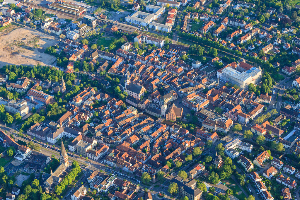 Luftbild: historische Altstadt beidseits der Alb mit Schloss, Rathausturm, St. Martinskirche, Herz Jesu Kirche und Johanneskirche in Ettlingen im Bundesland Baden-Württemberg in Deutschland. Foto: IMG_57410.jpg vom 06.06.2013 durch Werner Riehm/FLY-FOTO.deAuflösung des Originals: 4685 x 3123 pxWWW.ETTLINGEN.DE