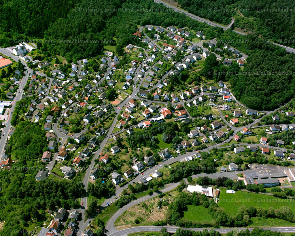 2610491 | Herborn BURG 09.06.2006 Ortsansicht der Straßen und Häuser der Wohngebiete in Burg im Bundesland Hessen, Deutschland // Town View of the streets and houses of the residential areas in Burg in the state Hesse, Germany Foto: Gerhard Launer