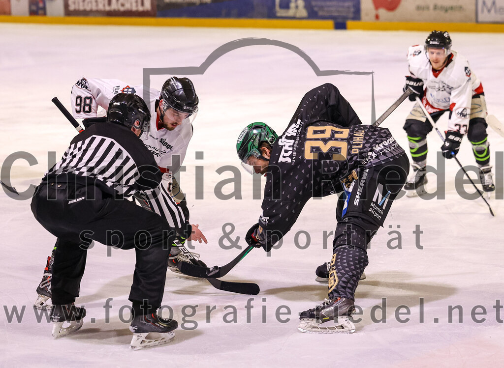 2024-03-08_034_TSV_Erding_gegen_EHC_Koenigsbrunn | Erding, Deutschland, 08.03.2024:
Eishockey, Bayernliga Playoffs 2023 / 2024, 1. Spieltag, TSV Erding gegen EHC Königsbrunn, Endergebnis: 3:0

Julian Becher (EHC Königsbrunn, #98), Thomas Plihal (Erding Gladiators, #39)

Foto: Christian Riedel / fotografie-riedel.net