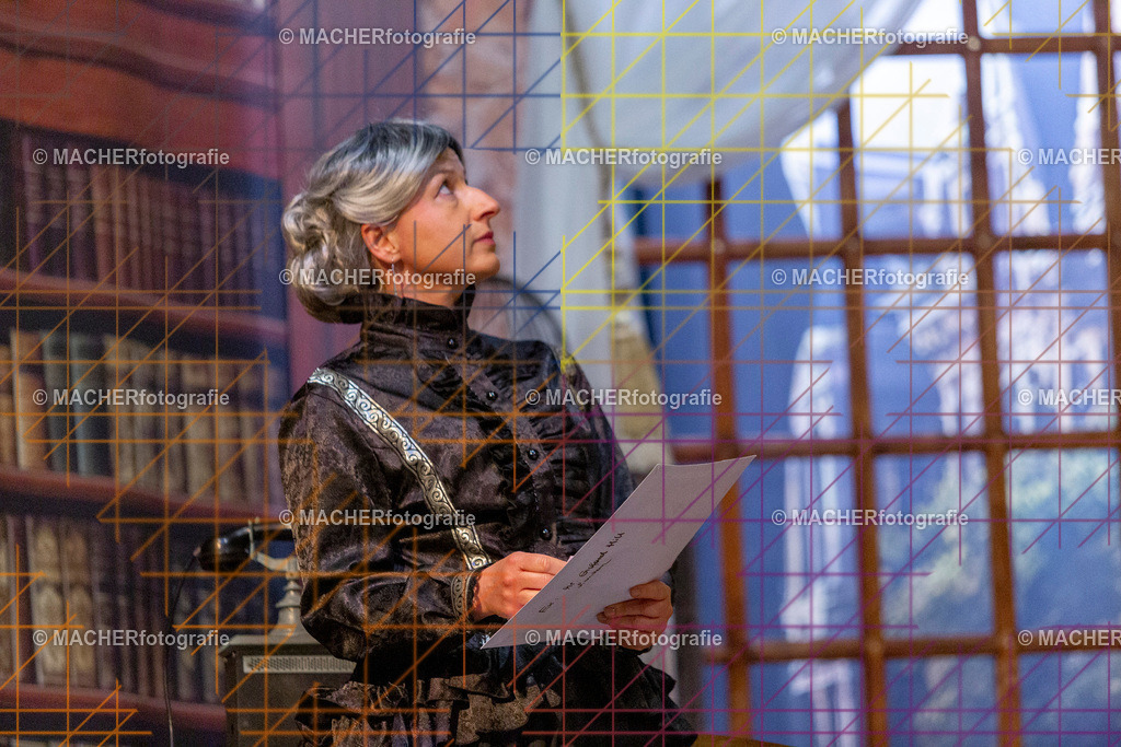 169_MFL-2025 | Portraitbilder von Regisseur; Darsteller; Techniker; Maske; Kostüme; Chor; Musiker; Bilderserie der Generalprobe und der Premierenvorstellung, Szenenbilder; Ausdrucksstudien; Bühnenüberblick; Bühnenkulissen; Pressefotos inkl. Redaktionsfoto Darstellergruppe.