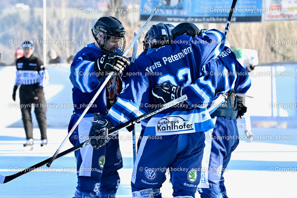 EC Tigers Paternion vs. EC FELD AM SEE/DSG LEDENITZEN | Jubel EC Paternion Mannschaft, #5 Rauter Marcel EC Tigers Paternion, #22 Neuschitzer Nino EC Tigers Paternion, EC Tigers Paternion vs. EC FELD AM SEE/DSG LEDENITZEN, EC Tigers Paternion vs. EC FELD AM SEE/DSG LEDENITZEN am 04.01.2026 in Paternion (Eislaufplatz Paternion), Austria, (Photo by Bernd Stefan)