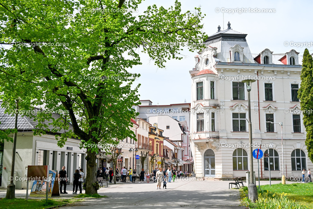 Slowakei_ Trenciansky kraj_ Trencianske Teplice_ 22.04.2025-19 | 22.04.2025, Slowakei, SVK, Trenciansky kraj, Trencianske Teplice, im Bild Trencianske Teplice, Trentschin-Teplitz, Stadt im Westen der Slowakei, Kurort mit Sehenswuerdigkeiten, Hotels aus der Zeit der habsburgischen Monarchie, einem Kurpark sowie alten Badehaeusern, Stadtansichten, Gebaeude, Architektur, Park, Strassen, Haeuser, Infrastruktur,  Denkmaeler, Kultur, Cafe, Cafehaus, Gastgarten, Touristen, Gastronomie