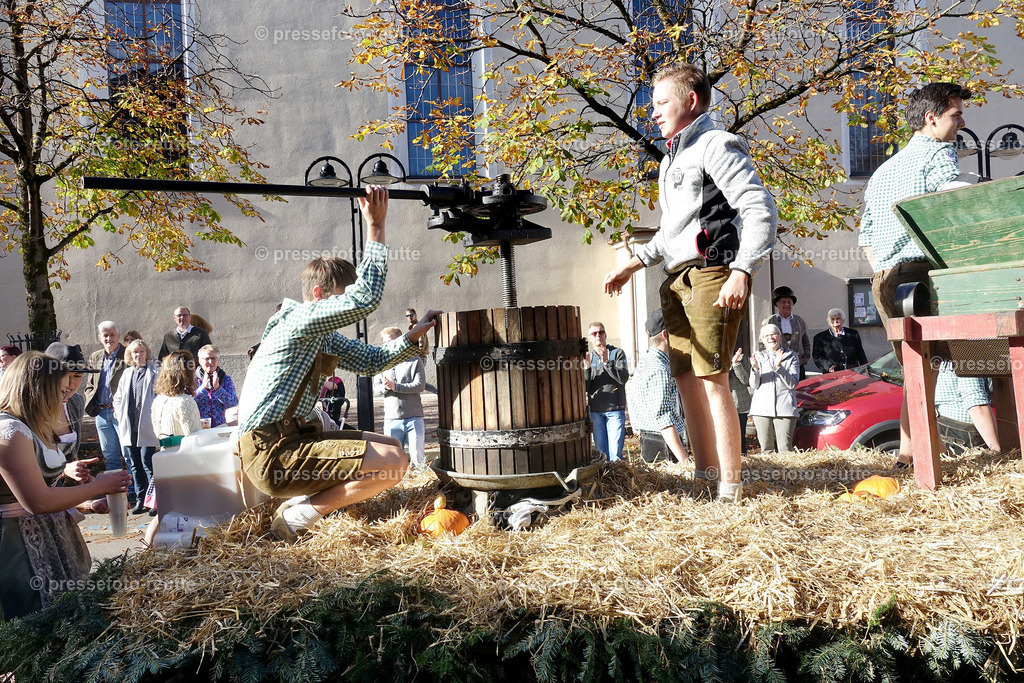 news-2022-Okt16-LJ_Erntedank_-WAENGLE-DSD04736 | Info aus dem Bezirk Reutte/Ausserfern Tirol sowie eine umfangreiche Bilddatenbank über die gesamte Region: Lechtal, Talkessel Reutte, Tannheimertal, Zwischentoren. Lech, Plansee, Zugspitze, Grenztunnel, B179, Fernpassstraße, Verkehr, Lawinen, Tradition, - Realisiert mit Pictrs.com