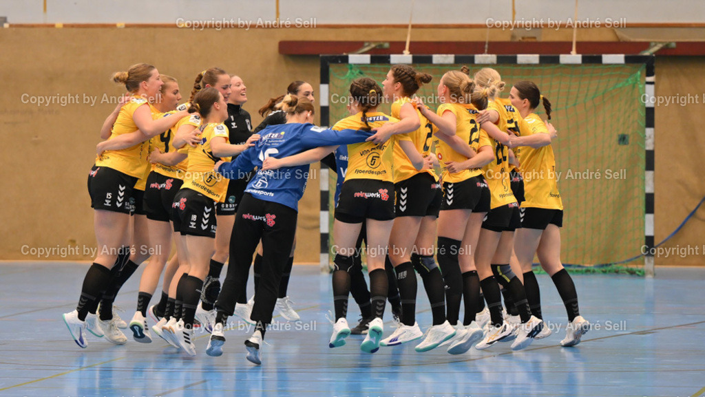 TSV Altenholz vs Berliner TSC | Jubel über den Sieg beim TSV Altenholz - Handball 3. Liga Nord Frauen 2024/2025 / TSV Altenholz vs Berliner TSC / Edgar-Meschkat-Halle / Altenholz / 02.11.24 - Realisiert mit Pictrs.com