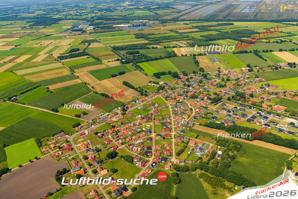 Klassische Luftaufnahme ohne Drohne zeigt:Hinternberg Wohngebiet bei Esterwegen - Die Luftbildaufnahme wurde 2025 vom UL-Flugzeug heraus erstellt ( keine Drohnenaufnahme ) - Hochauflösende Luftaufnahme -Nicht vergleichbar mit Google Maps oder Satelittenbilder- Die Geschenkidee !Mit Lizenz und Bildrechte bestellbar