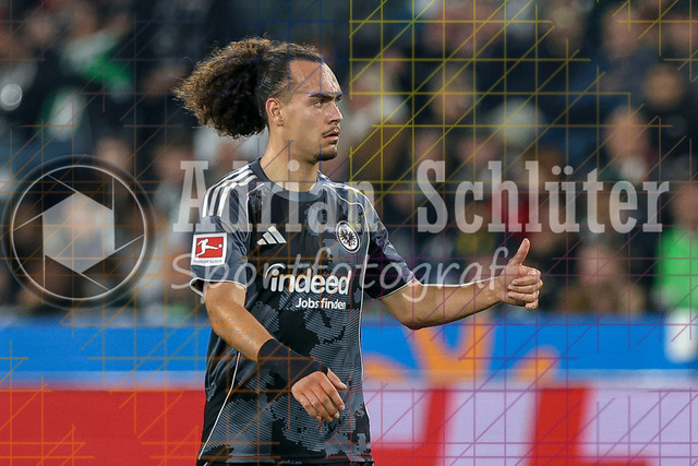 Borussia Mönchengladbach vs Eintracht Frankfurt - Bundesliga  | Mönchengladbach, Deutschland, 27.09.25:   Arthur Theate (Eintracht Frankfurt) gestikuliert, Gestik waehrend des Spiels der Bundesliga zwischen Borussia Mönchengladbach vs Eintracht Frankfurt im Stadion im Borussia Park(Foto von Brauer-Fotoagentur / Adrian Schlueter)