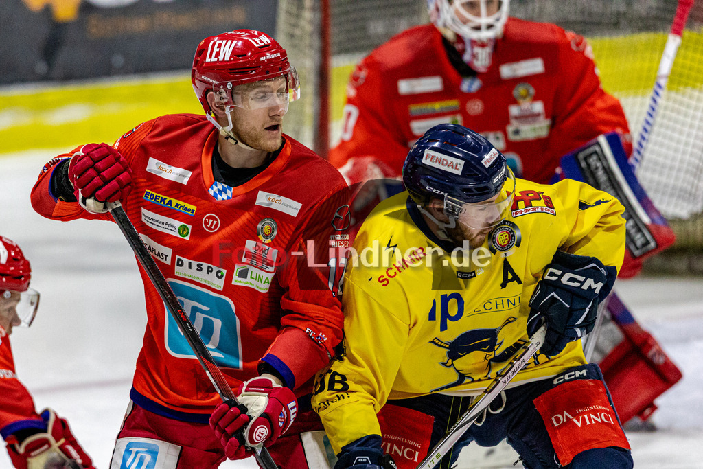 EC Peiting vs Stuttgart REBELS SEC | Eishockey Oberliga Süd 2023/2024, EC Peiting vs Stuttgart REBELS SEC, 20231219,
Daniel HOLZMANN (ECP 10) und Michael FINK (REBELS 4),
2023-12-19 in Peiting (Eisstadion)
10 Daniel HOLZMANN (ECP 10), 4 Michael FINK (REBELS 4)
Copyright: WolfgangxLindner