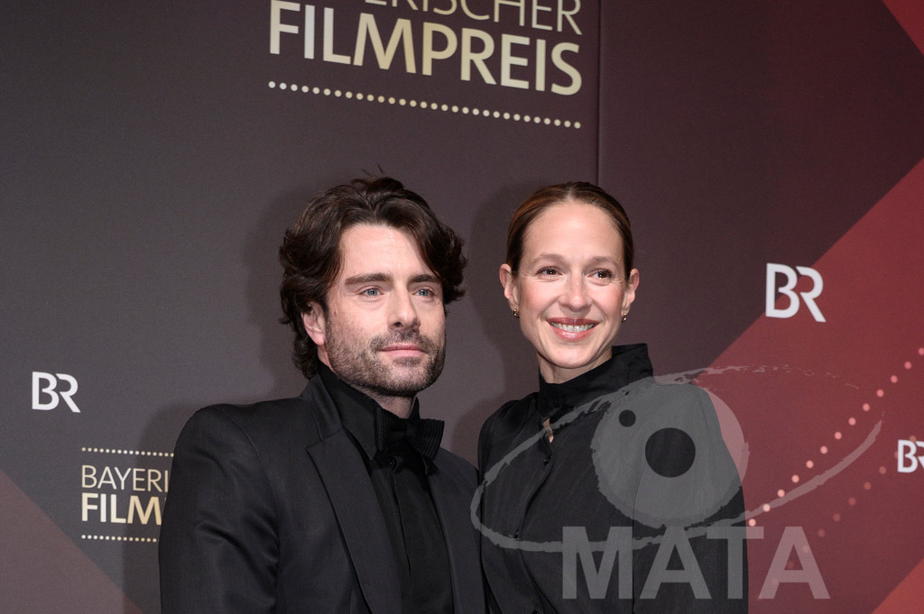 _DWI5120 | Florian Jahr und Lisa Bitter bei der Verleihung des 47. Bayerischen Filmpreises 2026  im Prinzregententheater. München, Deutschland. Der Bayerische Filmpreis wird seit 1979 von der Bayerischen Staatsregierung verliehen, um die Bedeutung des Kinofilms als Kulturgut herauszustellen - Realisiert mit Pictrs.com