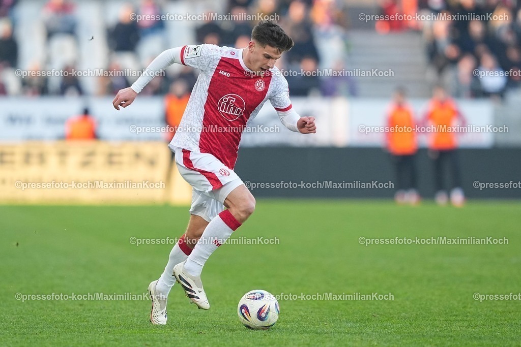 xYDRx24012601118 | 24.01.2026, xydrx, Fußball, 3.Liga, Rot-Weiss Essen - TSV Havelse, Saison 2025 2026, Stadion an der Hafenstraße: Michael Kostka (Rot-Weiss Essen #2)     DFB regulations prohibit any use of photographs as image sequences and or quasi-video. Photo: xYannisxDreimannxPressefotoKochx