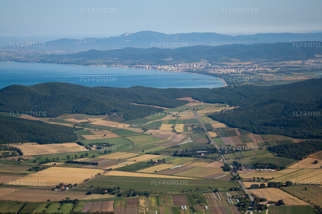 Luftbild: Ortsansicht in Pian d'Alma im Bundesland Toscana in Italien. Foto: IMG_28259.jpg vom 01.06.2010 durch Werner Riehm/FLY-FOTO.de