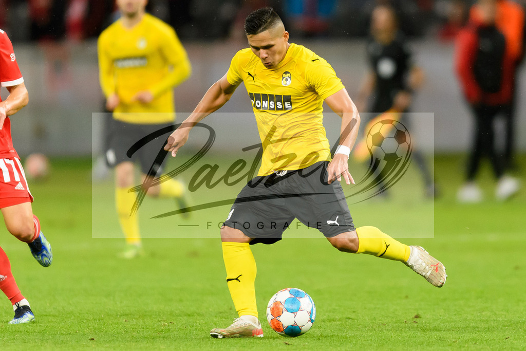 FCUKUO20210826_216 | Fussball, Herren: Daniel Carrillo (Kuopion PS) in Aktion, am Ball, Einzelaktion beim Spiel der UEFA Conference League zwischen 1. FC Union Berlin und Kuopion PS im Olympiastadion am 26.08.2021 in Berlin, Deutschland. - Realisiert mit Pictrs.com