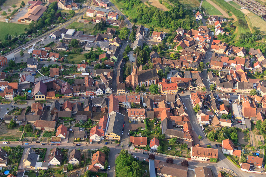 Luftbild: Dorfmitte von Norden mit Rathaus und Evangelische Kirche in Eichstetten am Kaiserstuhl im Bundesland Baden-Württemberg in Deutschland. Foto: IMG_68184.jpg vom 19.06.2014 durch Werner Riehm/FLY-FOTO.deAuflösung des Originals: 4752 x 3168 pxWWW.KIRCHE-EICHSTETTEN.DE