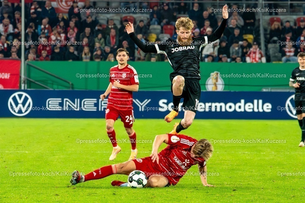 xKKUx29102501037 | 29.10.2025, xkkux, Fußball, DFB-Pokal 2. Runde, Fortuna Düsseldorf - SC Freiburg, Merkur Spiel-Arena, Saison 2025 2026: Niklas Beste (SC Freiburg) im Zweikampf gegen  Jesper Daland (Fortuna Duesseldorf) DFB regulations prohibit any use of photographs as image sequences and or quasi-video.