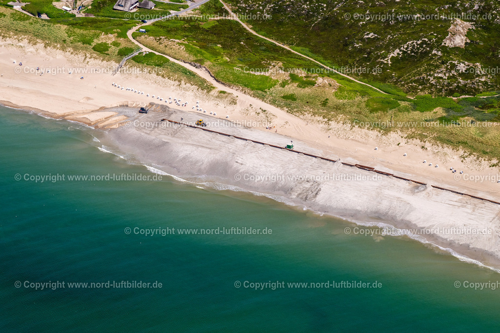 Sylt_Rantum_Strandaufspülung_ELS_4312130625 | SYLT 13.06.2025 Aufschüttungs- und Bodenverfestigungsarbeiten am Dünenbereich der Sandstrand- Landschaft entlang des Küsten- Verlaufes " Strandaufspülung " an der Straße Am Sandwall in Sylt an der Nordsee im Bundesland Schleswig-Holstein, Deutschland. // Backfill and soil consolidation work on the dune area of the sandy beach landscape along the coastline " Strandaufspuelung " on street Am Sandwall in Sylt at the North Sea in the state Schleswig-Holstein, Germany. Foto: Martin Elsen