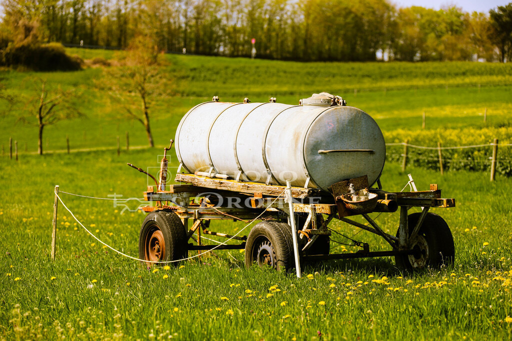 Viehtränke Sankt Goar-8340 | Ein landwirtschaftlicher Anhänger mit Wasserfass bei Sankt Goar. Das Fass dient als Tiertränke. - Realisiert mit Pictrs.com